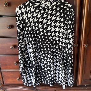 Black and white women’s top size 14/16 W